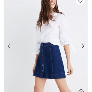Snap button denim skirt